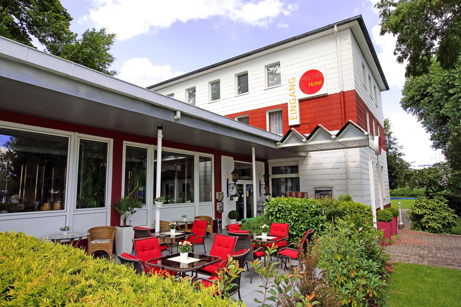 Das Hotel bei Tag mit Außenterrasse