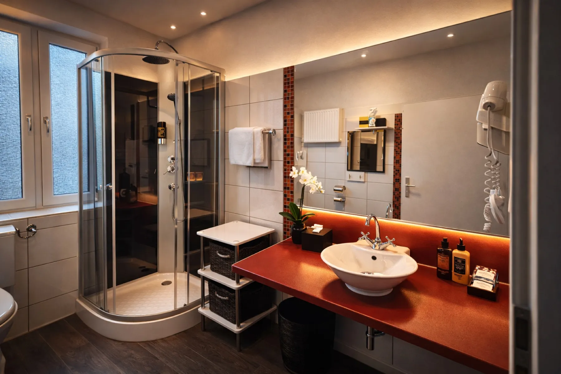 Badezimmer mit Dusche und beleuchtetem Spiegel