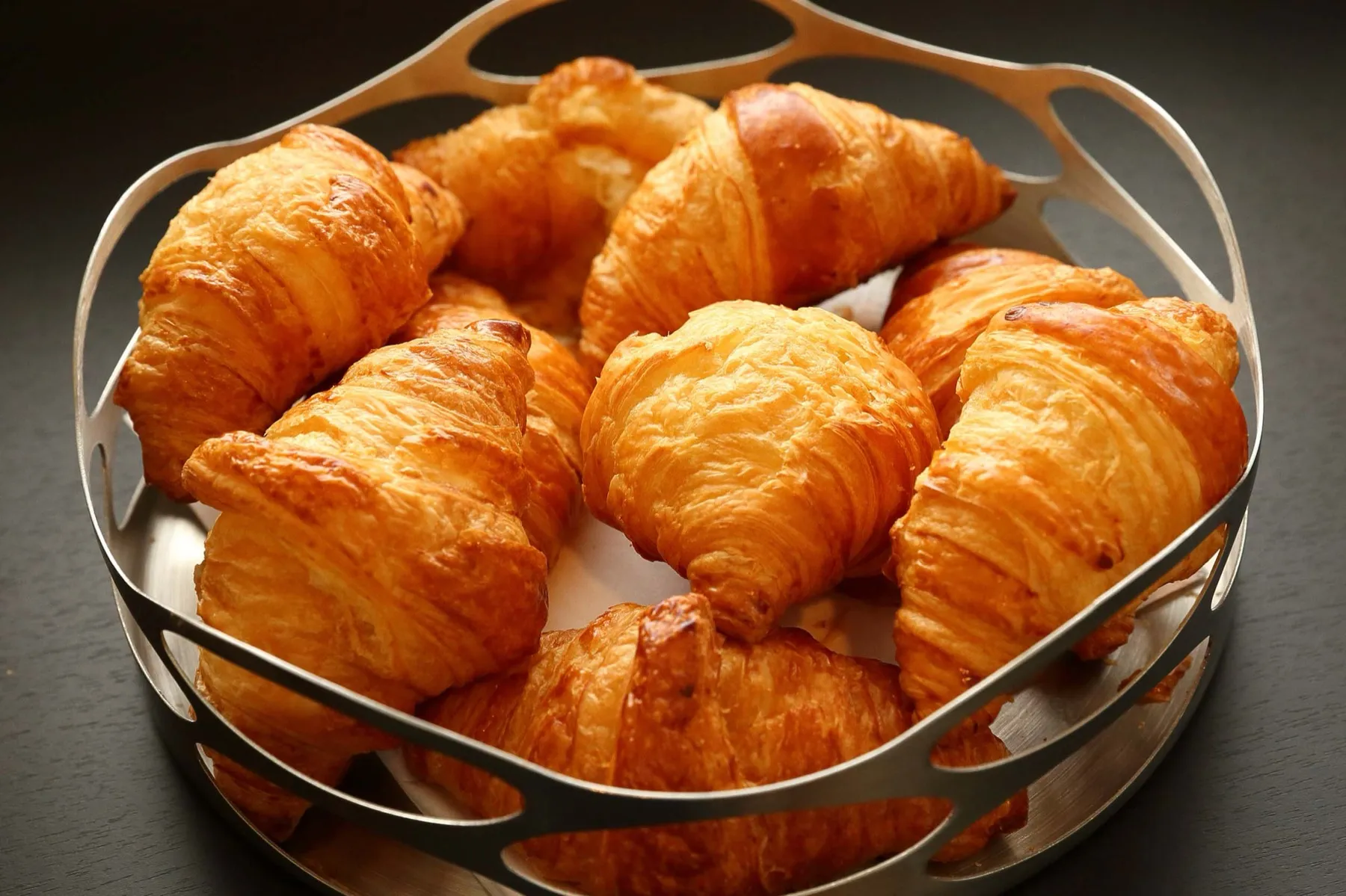 Korb mit frischen Croissants
