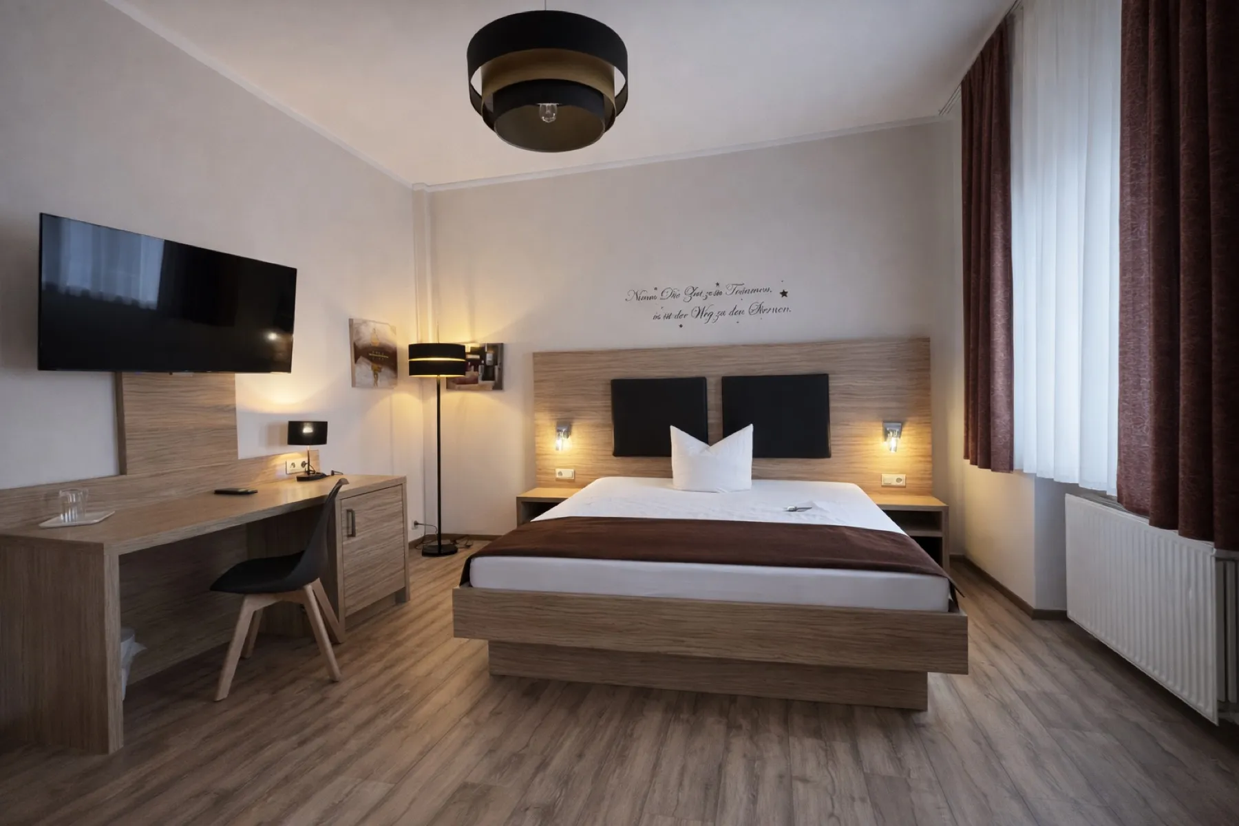 Einzelzimmer Komfort mit breitem Bett, Schreibtisch und TV