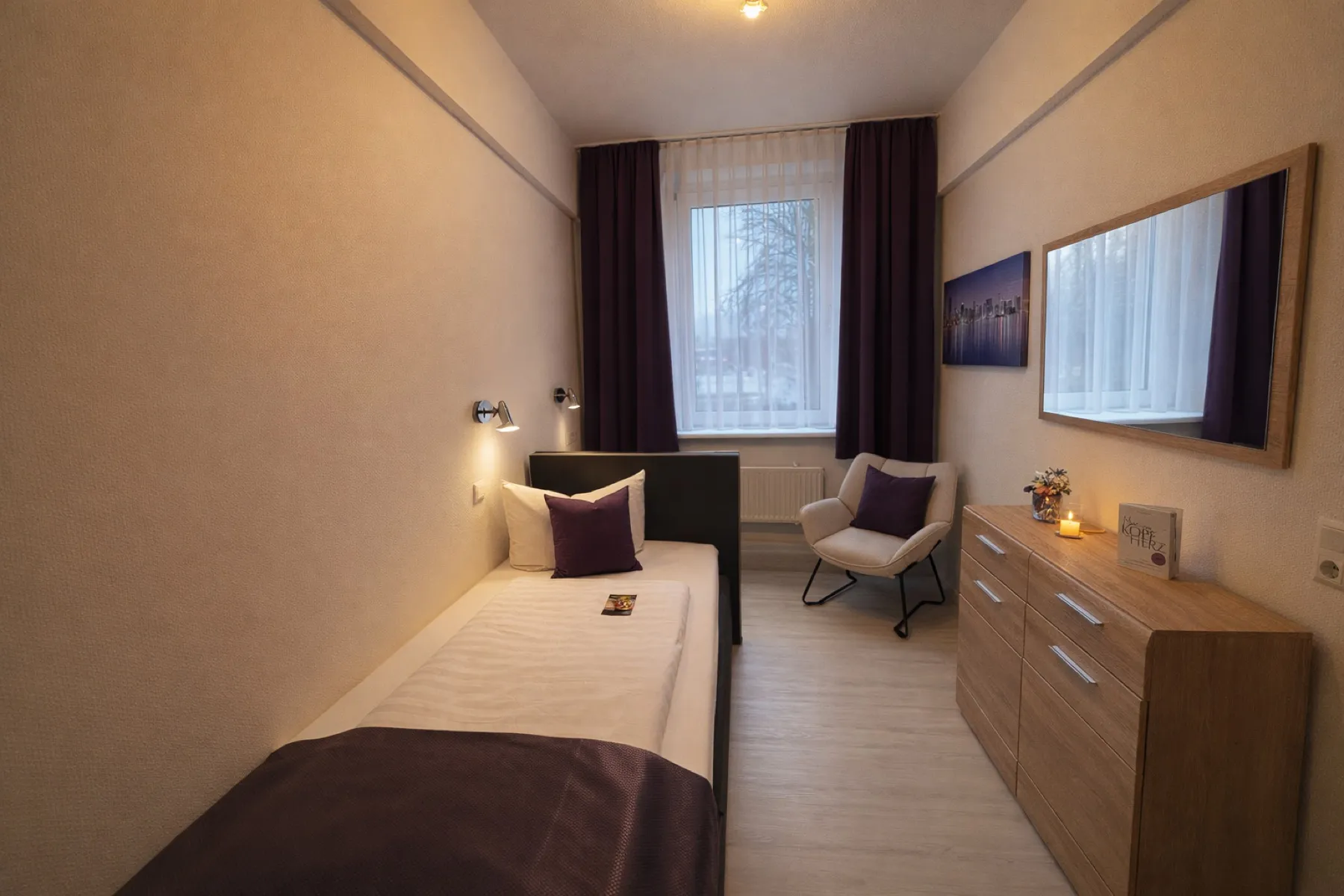 Einzelzimmer Standard mit Bett, Sessel und Kommode