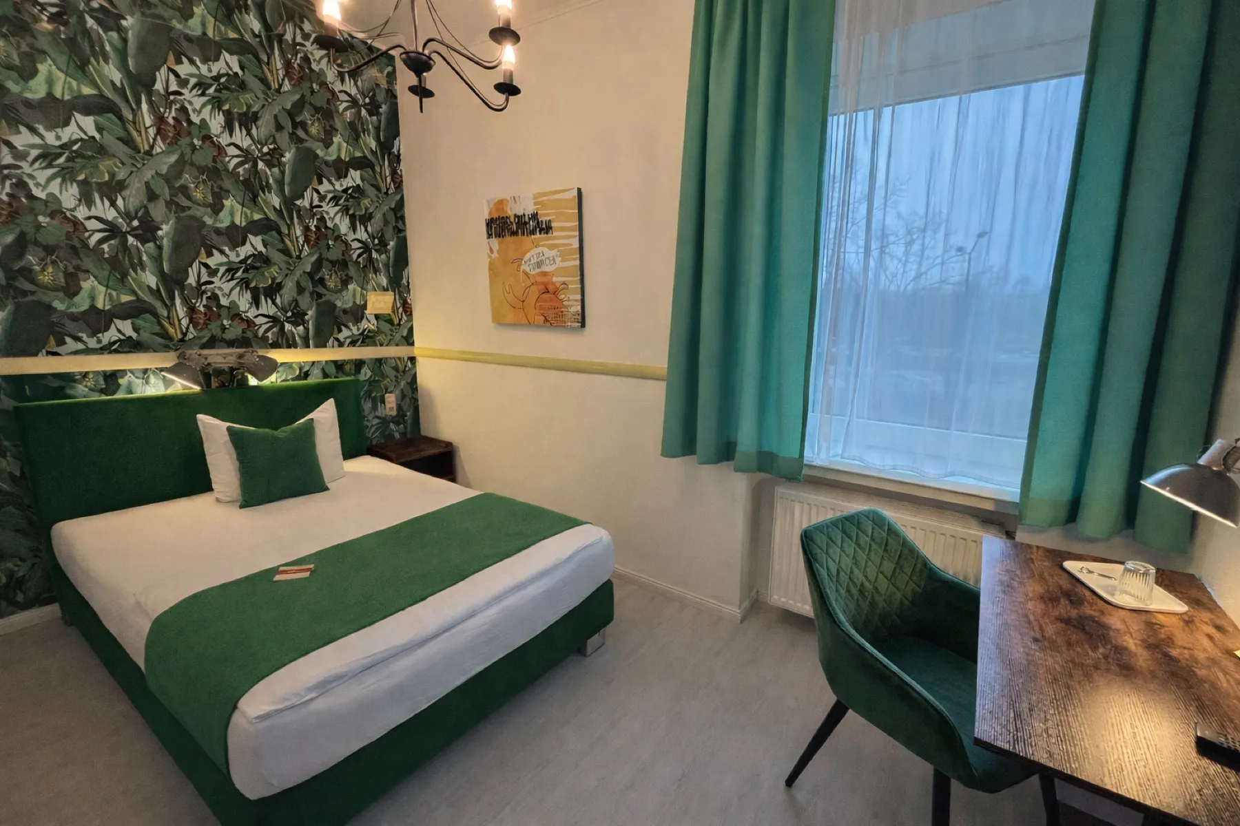Zimmer mit grüner Tapete und Sessel