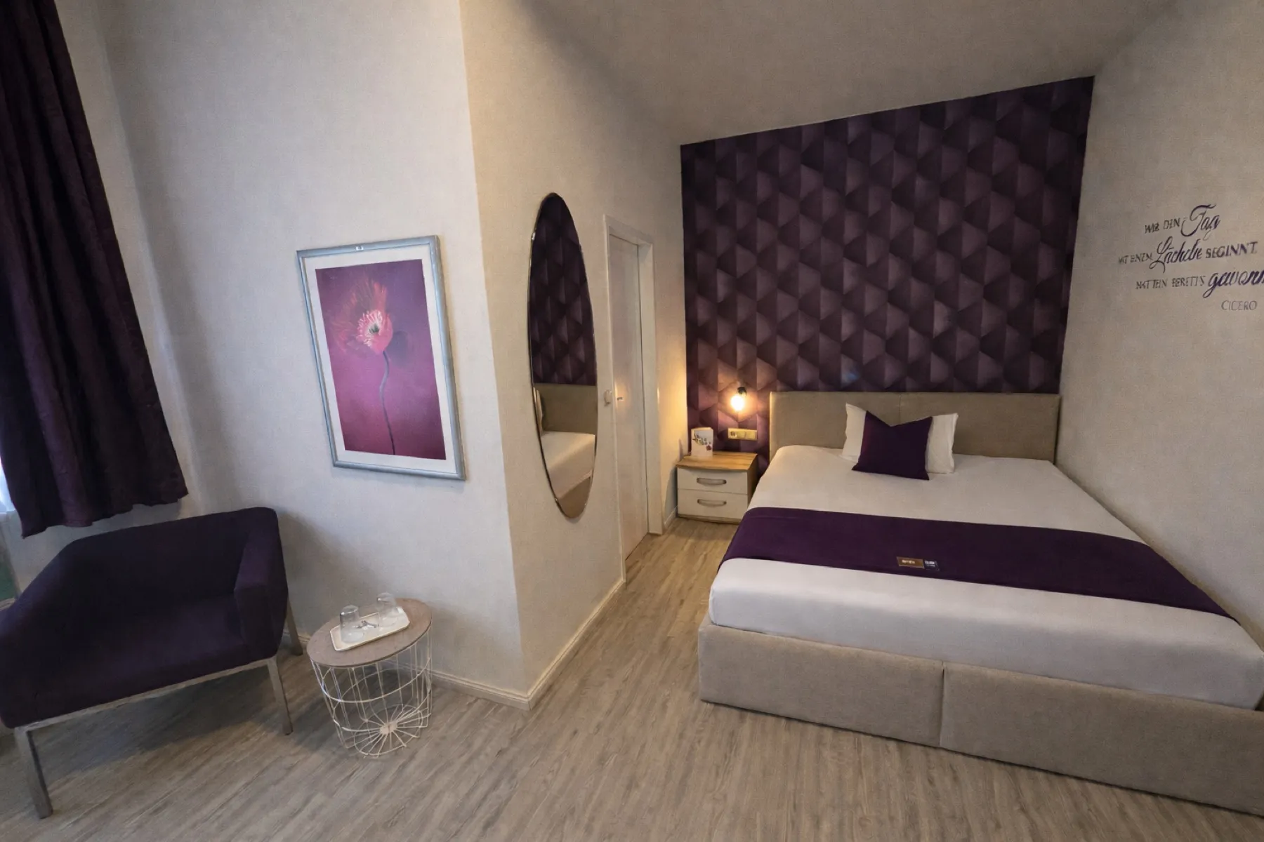 Zimmer in Violett mit Sessel und Schreibtisch