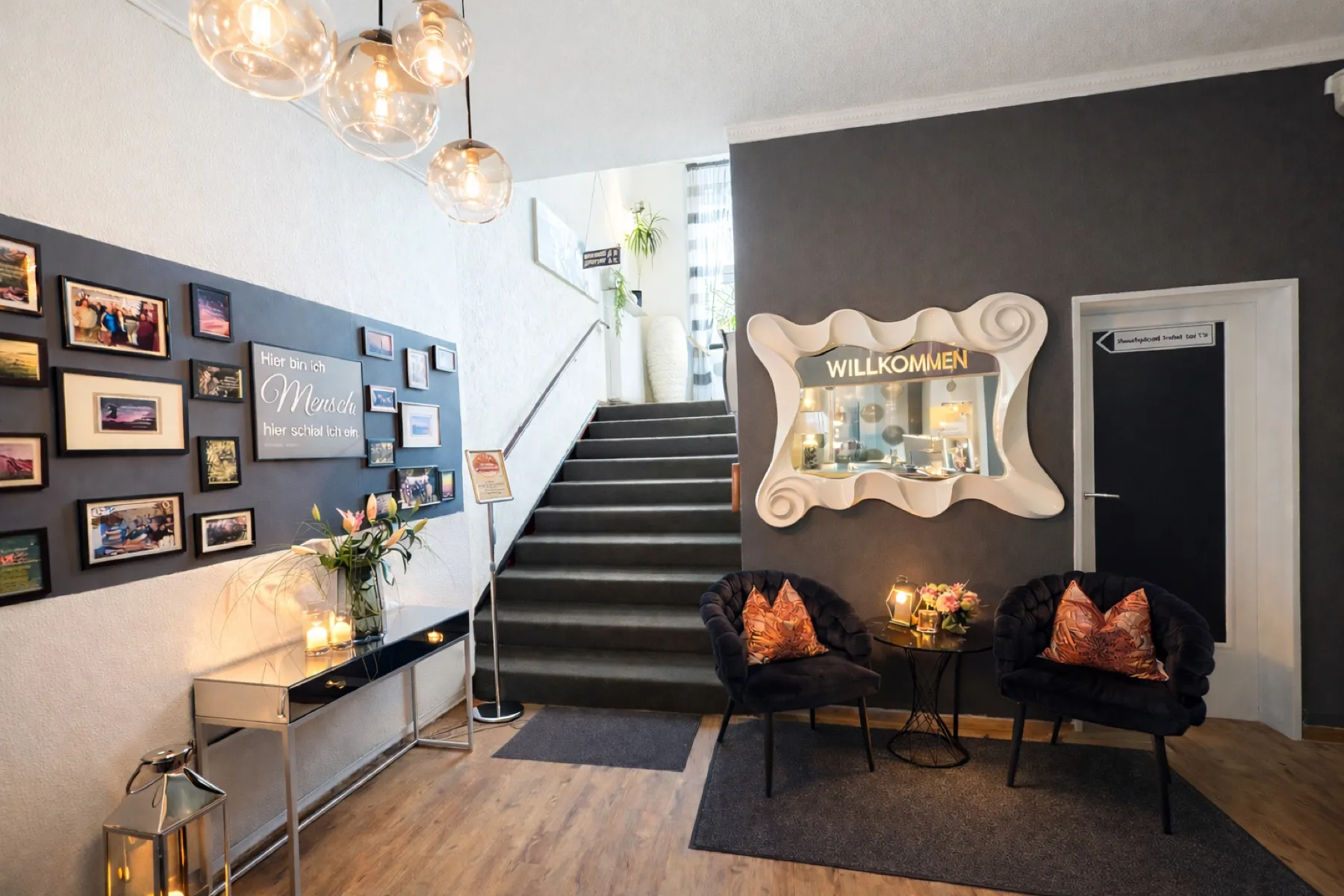 Eingangsbereich des Arena Hotels mit Treppe und Sitzecke
